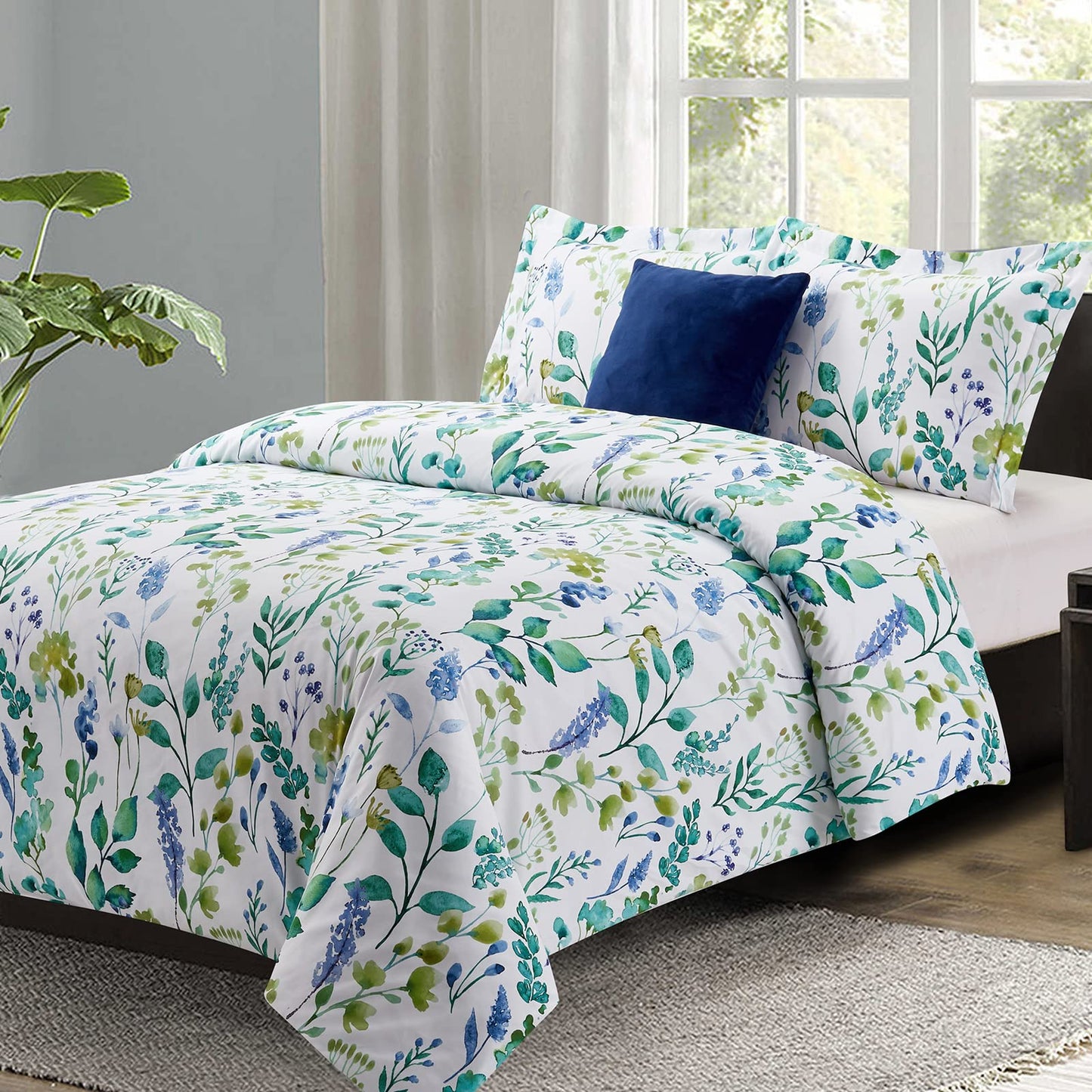 Leaf Pattern 4 Pcs Comforter Set Includes 1 Comforter, 2 Pillowcases and 1 Decorative Pillow