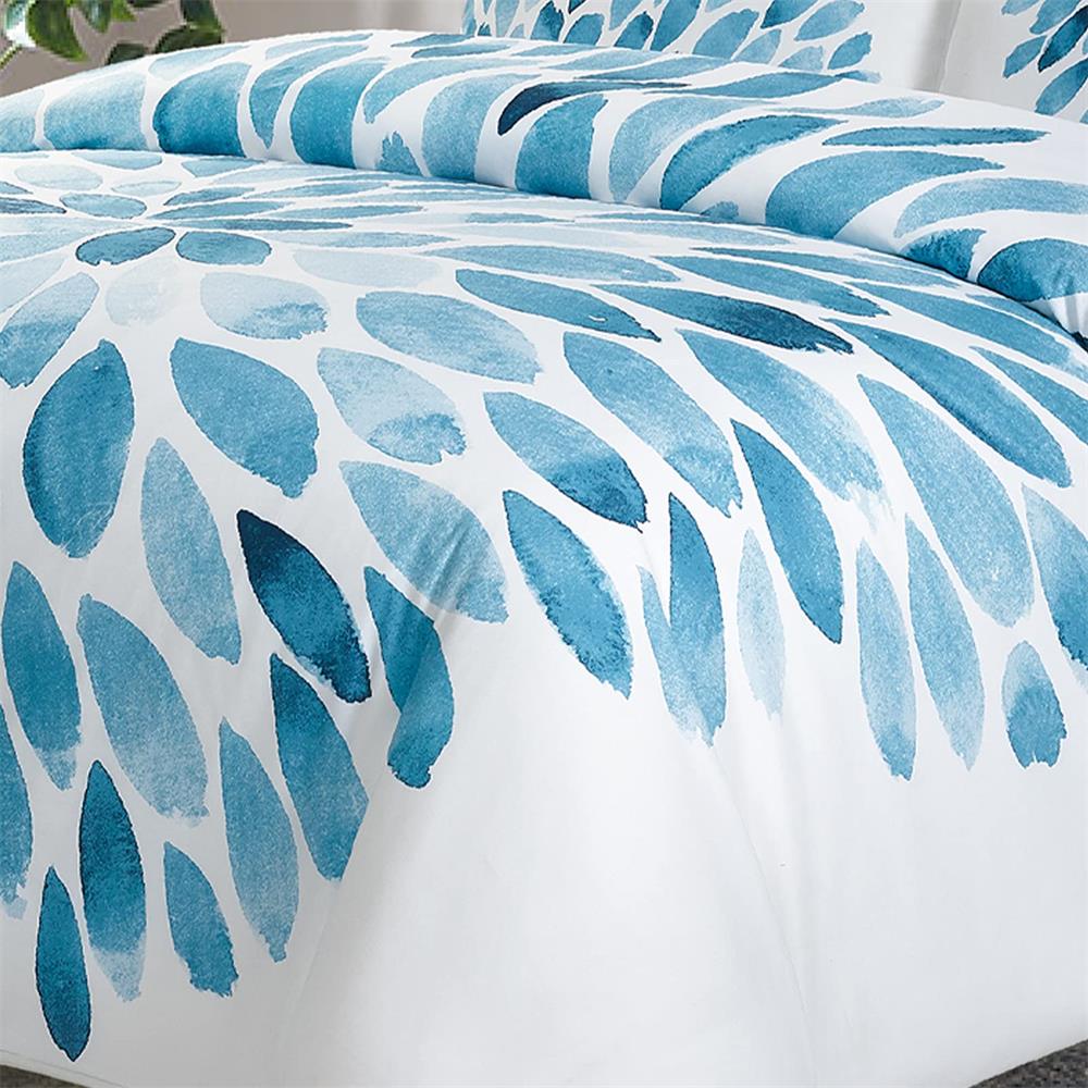 Gradient Blue 3 Pieces Duvet Cover set includes 1 Duvet Cover and 2 Pillowcases